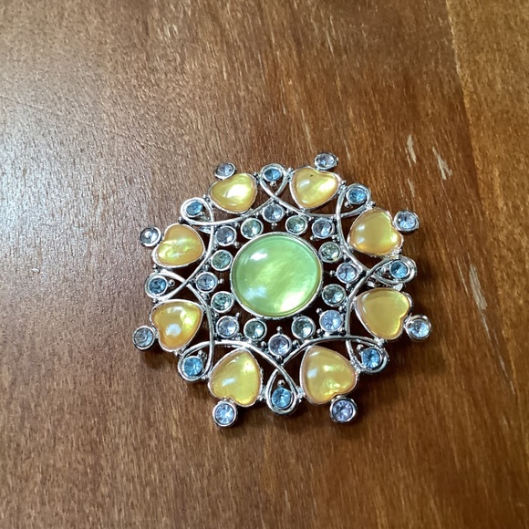 Brooch Silver-tone Yellow Hearts Design Brand: Unknown - Picture 2 of 12